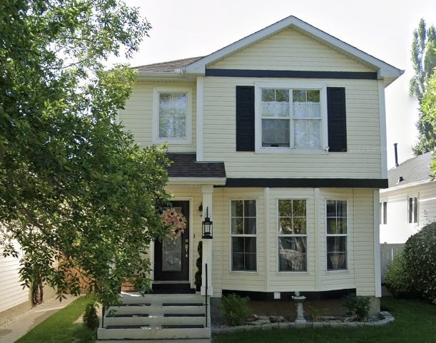 Weather Pro vinyl windows on a Canadian home Canadian home with energy-efficient vinyl windows from Weather Pro